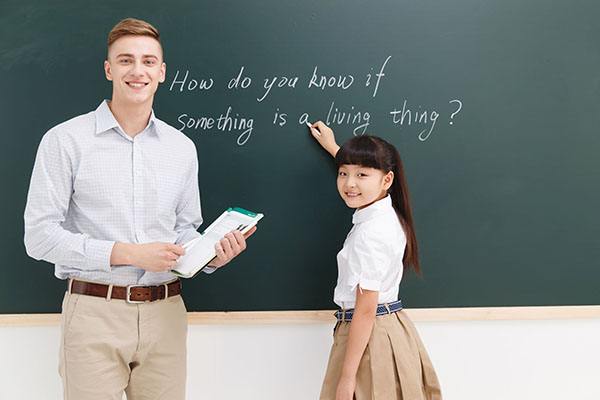 寮步英语培训机构正在教小学生学习英语